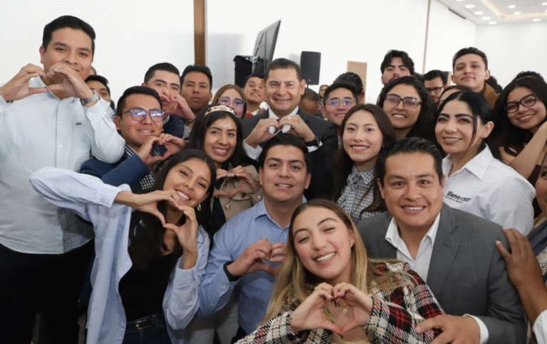 Juventud, motor de la transformación en Puebla: Alejandro Armenta