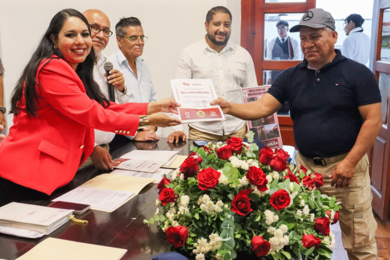 Cholula reconoce a bomberos y paramédicos en su día con entrega de equipo y distinciones