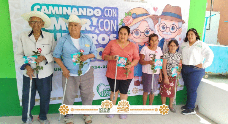 Gobierno de Izúcar de Matamoros entrega bastones de apoyo a adultos mayores en comunidades rurales