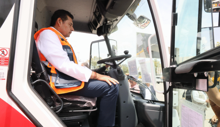 Gobierno de Puebla dignifica vialidades con barredoras mecánicas tras años de abandono