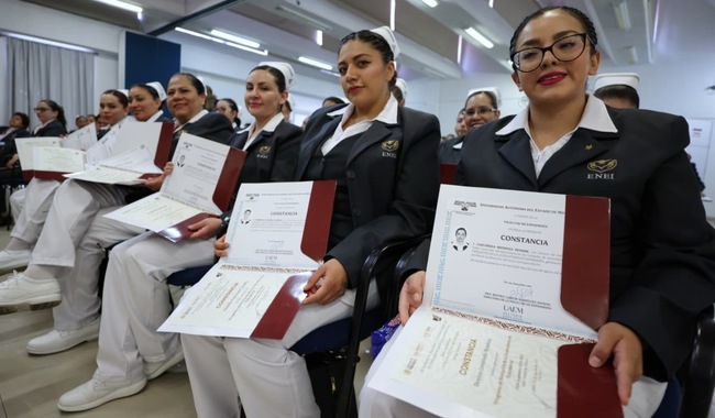 Escuela Nacional de Enfermería del ISSSTE entrega 31 constancias de licenciatura
