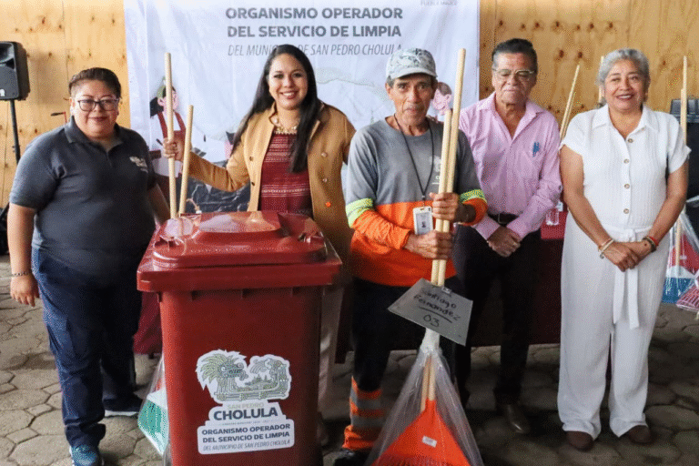 Gobierno de San Pedro Cholula fortalece servicio de limpia con entrega de material