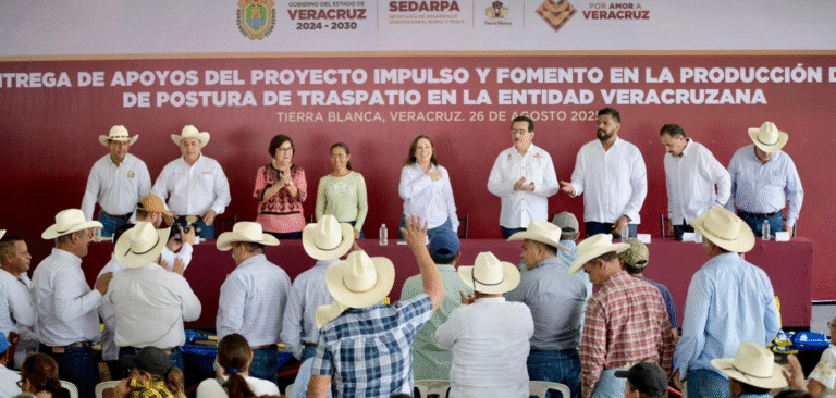 Rocío Nahle impulsa economía circular con entrega de 5 mil módulos avícolas en Veracruz