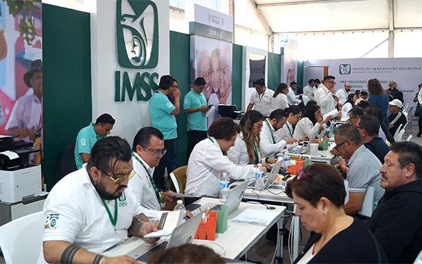 IMSS atiende a más de 27 mil personas en dos días durante la Feria de Afores en el Zócalo