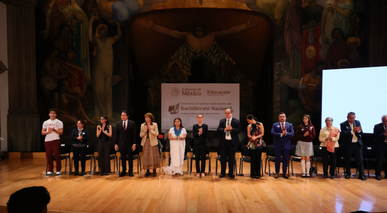 Clara Brugada acompaña a Claudia Sheinbaum en el arranque del primer ciclo escolar del Bachillerato Nacional