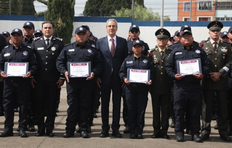 Pepe Chedraui reconoce a policías municipales de Puebla en su día