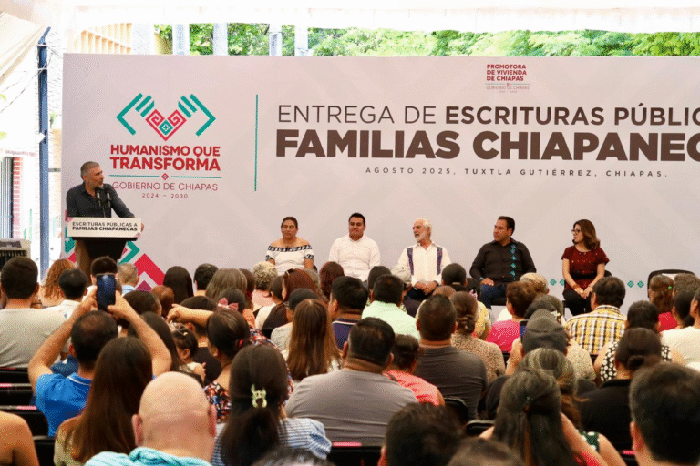 Tuxtla Gutiérrez fortalece certeza jurídica con entrega de escrituras públicas