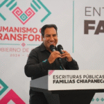Eduardo Ramírez entrega escrituras y otorga certeza jurídica a familias chiapanecas