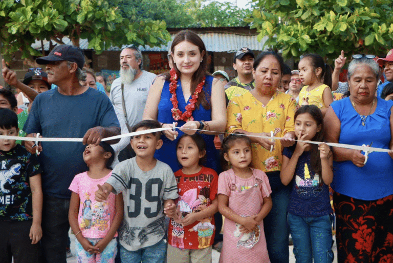 Valeria Rosales entrega nueva vialidad en la colonia Manuel Velasco Siles de Villaflores