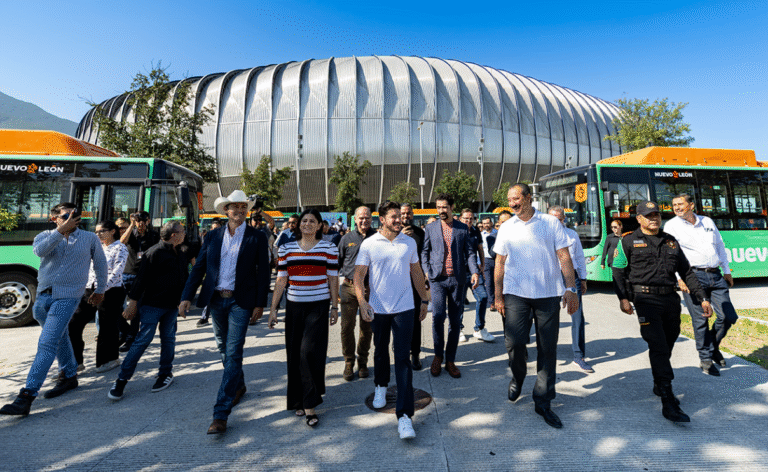 Samuel García entrega 140 nuevos camiones y acelera modernización del transporte en Nuevo León