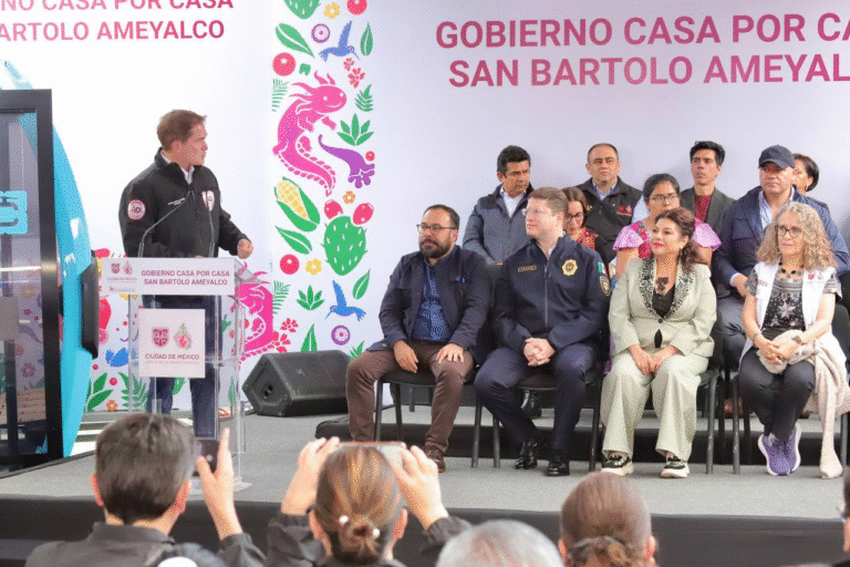 Clara Brugada visita San Bartolo Ameyalco con el programa “Casa x Casa”