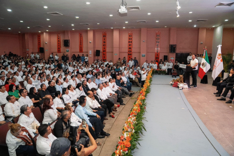 Con homologación de incremento salarial, Eduardo Ramírez cumple a maestras y maestros estatales