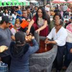 Trueque Milenario de Cholula ofrece tradición y sabor con salsa en molcajete gigante