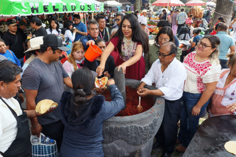 Trueque Milenario de Cholula ofrece tradición y sabor con salsa en molcajete gigante