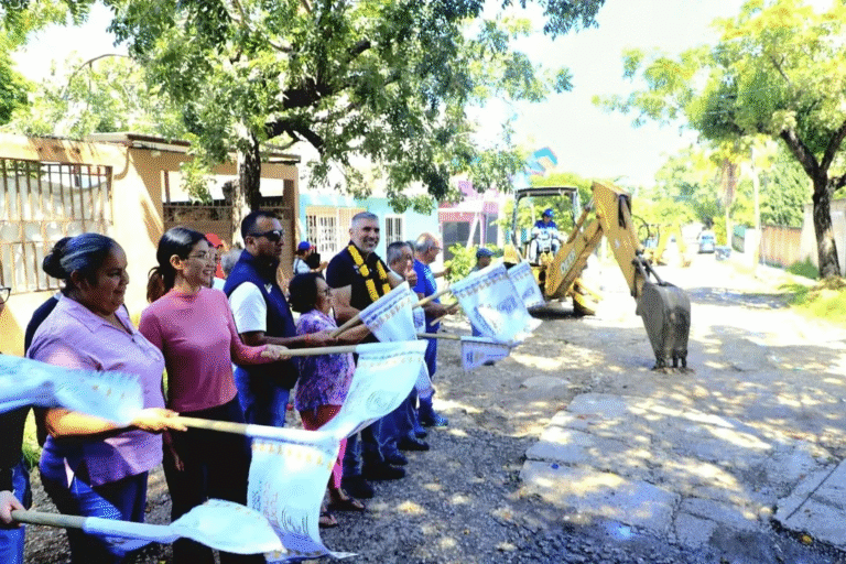 Ángel Torres dio inicio a la pavimentación integral de la Calle Tapachula en Las Torres