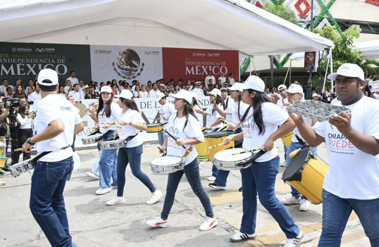 UNACH participa en el desfile cívico por el aniversario de la Independencia en Chiapas