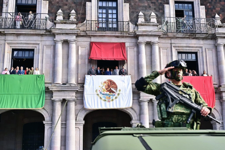 Gobernadora Delfina Gómez encabeza desfile cívico-militar por el 215 aniversario de la Independencia en Toluca