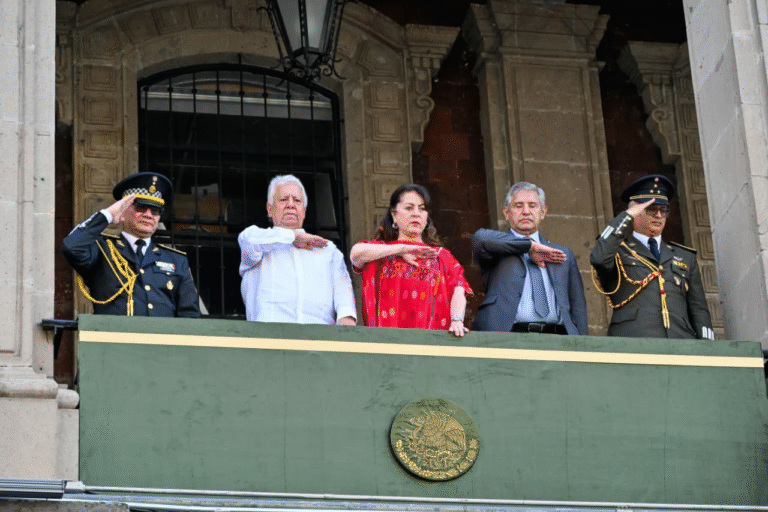 Margarita González Saravia encabeza desfile cívico-militar en Morelos por el 215 aniversario de la Independencia