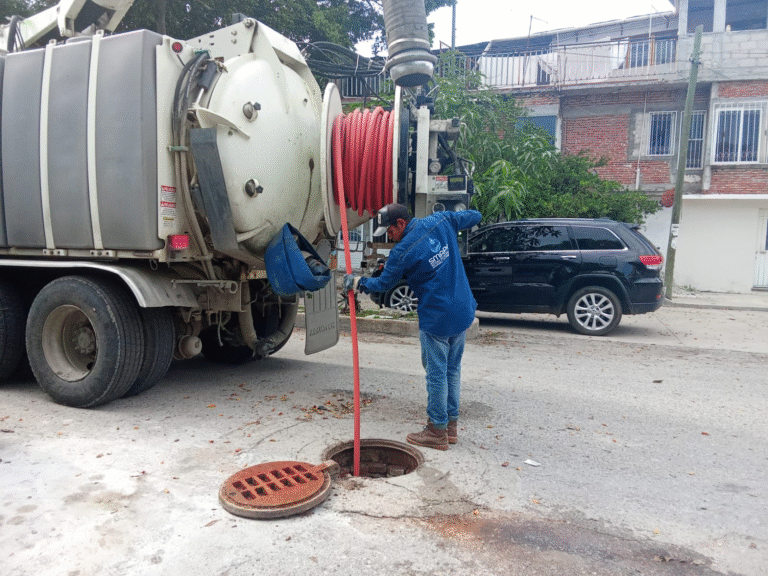 Realiza SMAPA más de 23 mil metros de desazolve en líneas de drenaje sanitario, en agosto