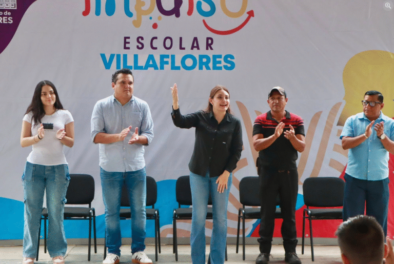 Alcaldesa de Villaflores entrega mochilas y tenis a estudiantes como parte del programa Impulso Escolar