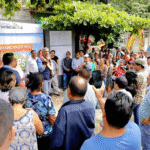 Ángel Torres cumple compromiso en colonia La Esperanza, con el banderazo de una calle más en Tuxtla
