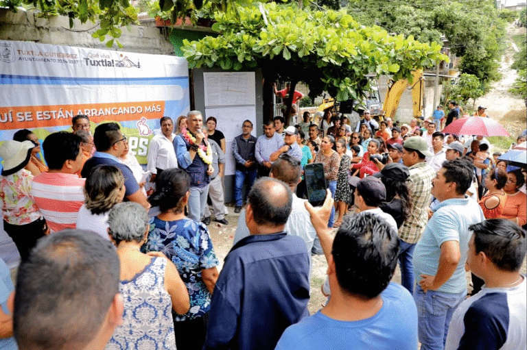 Ángel Torres cumple compromiso en colonia La Esperanza, con el banderazo de una calle más en Tuxtla