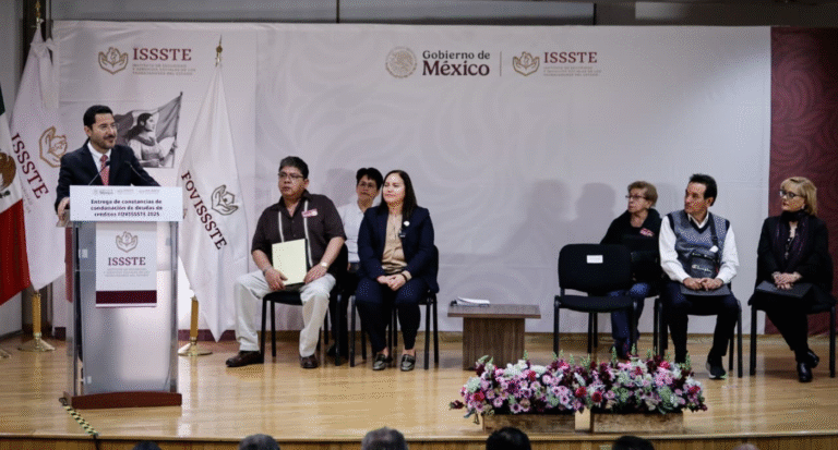 Martí Batres entrega constancias de finiquito a 263 acreditados del FOVISSSTE y destaca programa de condonaciones