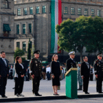 Presidenta Claudia Sheinbaum encabeza izamiento de bandera en memoria de víctimas de los sismos de 1985 y 2017