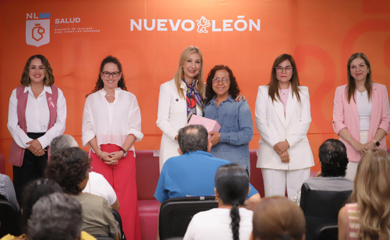 Secretaría de Salud entrega prótesis a pacientes de Cobertura Universal contra el Cáncer de Mama