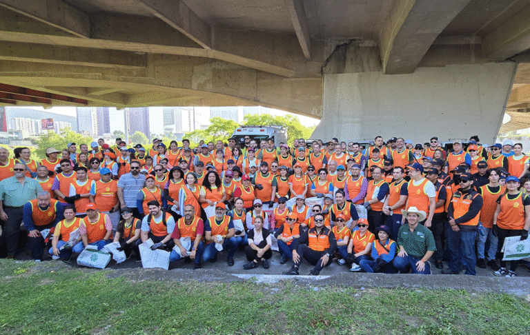 Voluntarios retiran 24.3 toneladas de residuos del Río Santa Catarina en jornada de limpieza