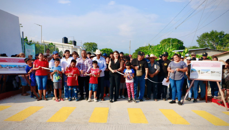 Valeria Rosales entrega cinco calles pavimentadas en Domingo Chanona