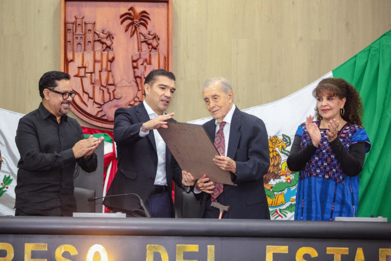 Congreso entrega reconocimiento al doctor Valdemar Rojas López
