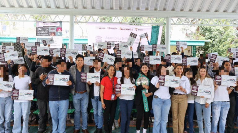 Gobierno de Puebla entrega becas de conectividad a estudiantes y deportistas