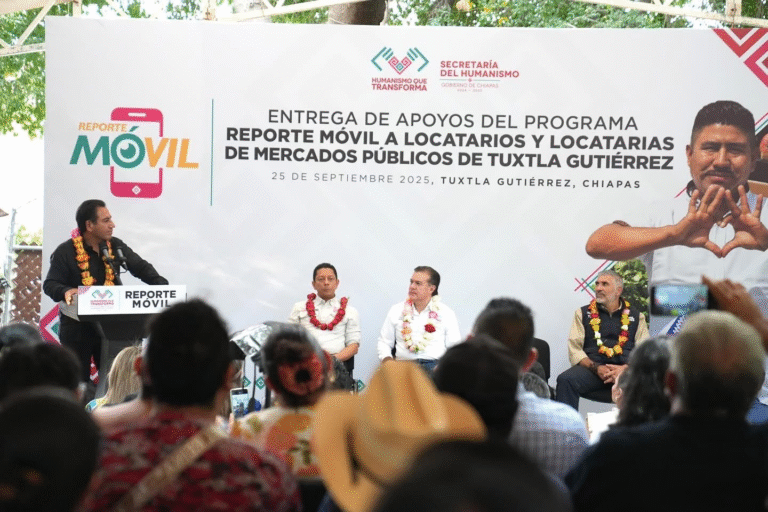 Eduardo Ramírez entrega apoyos del programa Reporte Móvil a locatarias y locatarios de Tuxtla