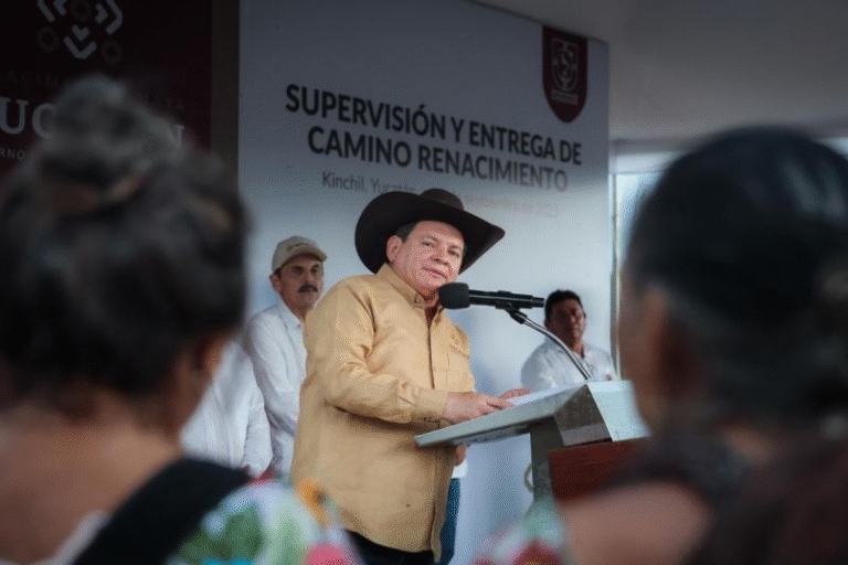 Díaz Mena supervisa construcción de caminos sacacosechas en Kinchil