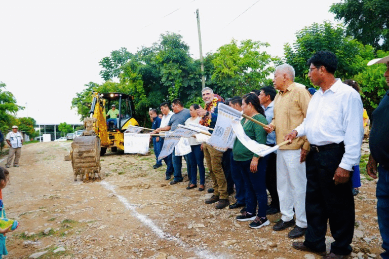Ángel Torres da banderazo de inicio a más de 450 metros lineales de pavimentación en Copoya