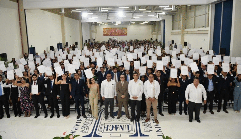 UNACH entrega documentos a 146 egresados de Arquitectura