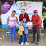 Valeria Rosales impulsa la educación en Villaflores con entrega de mochilas y tenis