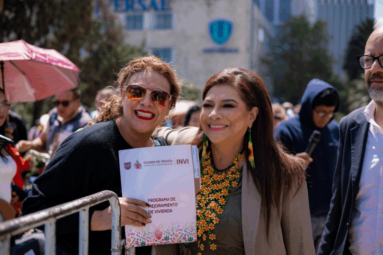Clara Brugada entrega más de 6 mil créditos para vivienda y 400 escrituras en la CDMX