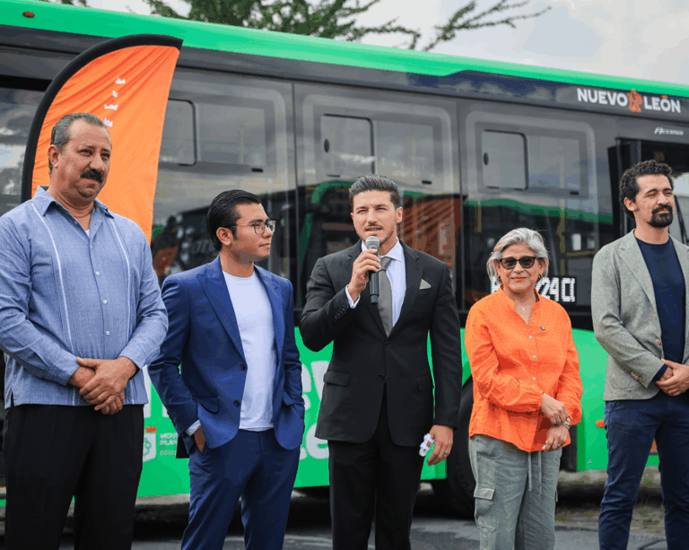 Entrega Samuel García 16 nuevas unidades de transporte para la ruta 224 Cometas en la cuenca Monterrey-Guadalupe-Juárez