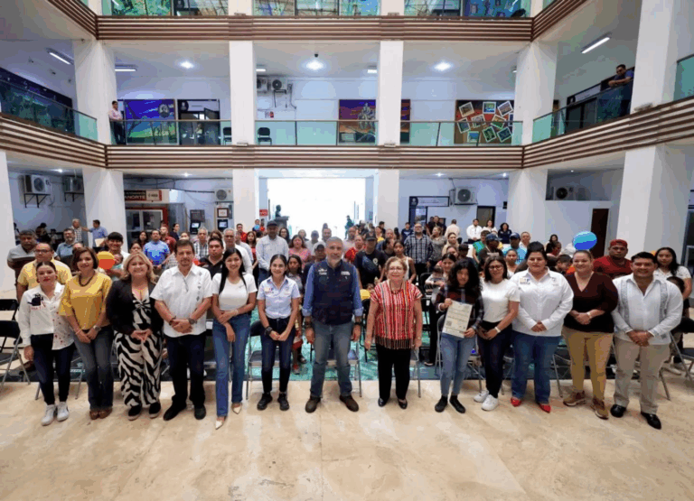 Ángel Torres entrega actas de nacimiento a niñas, niños y adolescentes de Tuxtla Gutiérrez