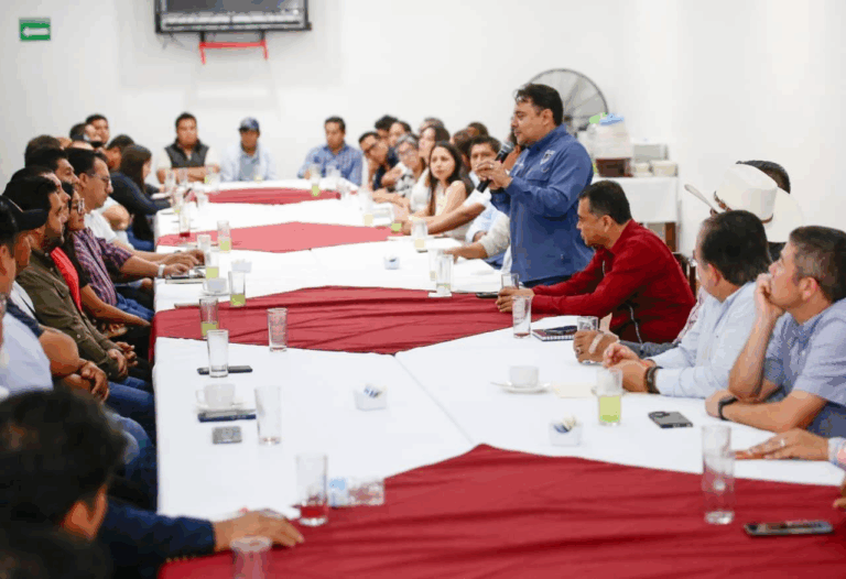 Juan Carlos Moreno Guillén fortalece lazos con el sector empresarial de La Trinitaria