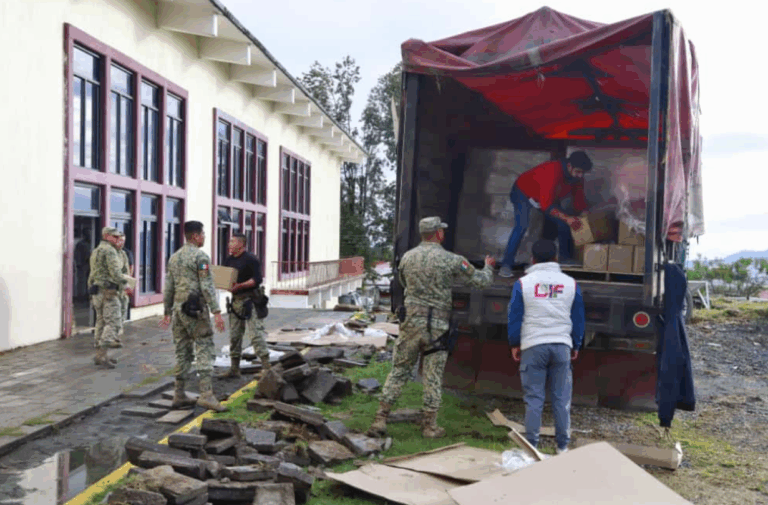 Gobierno de la Ciudad de Puebla entrega apoyo alimentario a familias damnificadas en Huauchinango