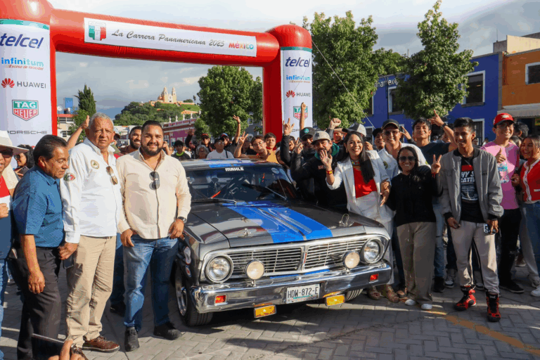 San Pedro Cholula vibra con la exhibición de autos clásicos previo a la Carrera Panamericana