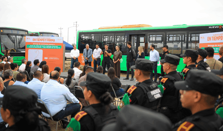 Entrega Samuel García 25 nuevos camiones en Salinas Victoria y anuncia la llegada de 200 unidades más