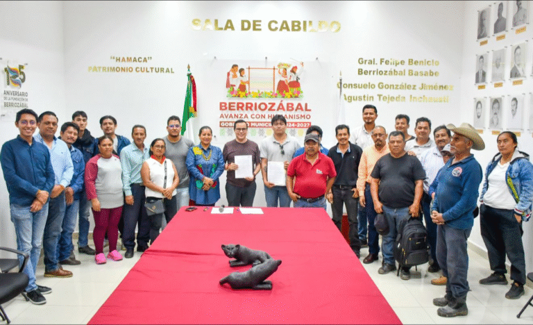 Alcalde de Berriozábal firma acuerdo con habitantes de la Colonia Independencia