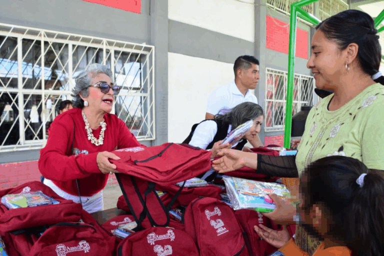 DIF San Pedro Cholula entrega kits escolares del programa Amoxtli