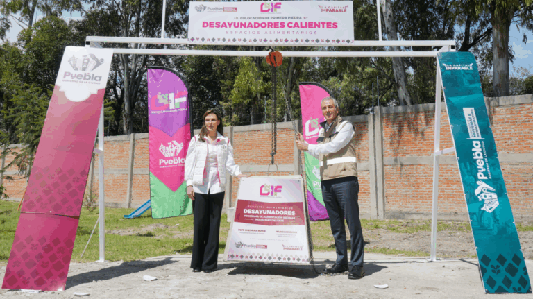 Pepe Chedraui y MariElise Budib colocan primera piedra de desayunadores escolares calientes en Puebla