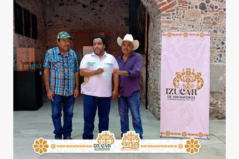 Izúcar de Matamoros entrega apoyo económico para fiestas patronales en San Francisco