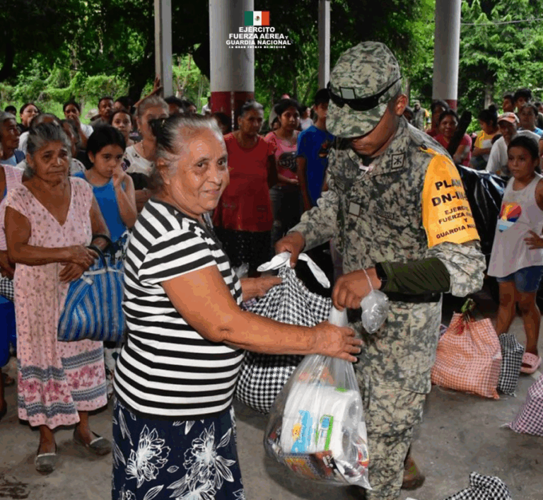 Ejército y Guardia Nacional distribuyen víveres y despejan caminos en Soledad del Coyol, Hidalgo